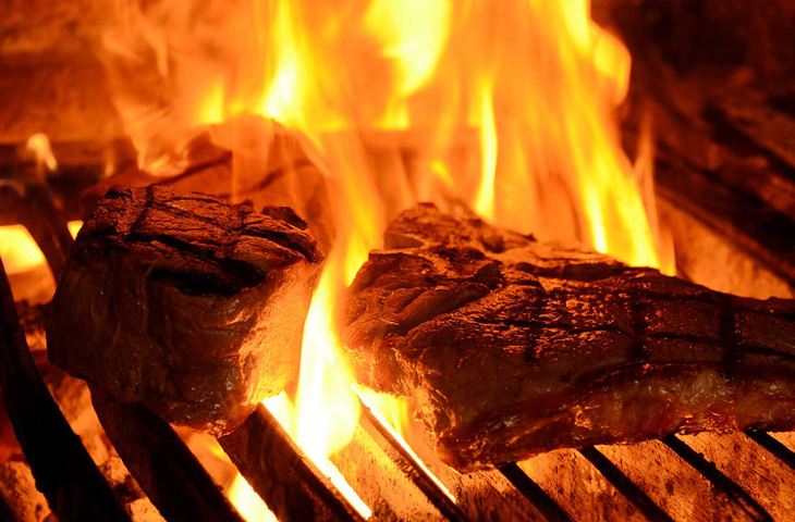 Сгоревшее мясо. Мясо на огне.