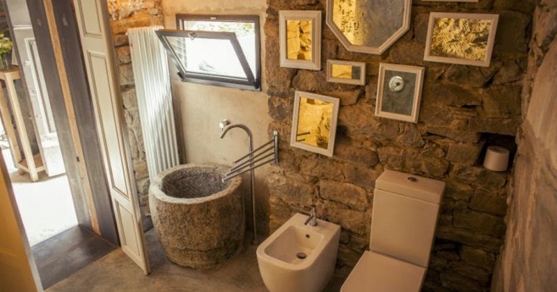 Baños con paredes de piedra - Colores en Casa