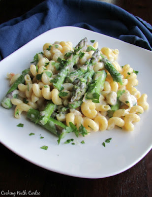 This complete dinner comes together in one pot in under a half hour! Chicken, bacon, and asparagus in a creamy pasta with almost no dishes to do! Asparagus, bacon and chicken one pot pasta served on plate