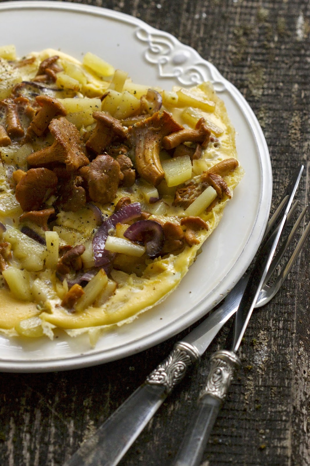 Omlette with chanterelles and potatoes Raspberry Flavor