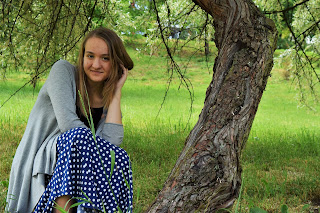 dziewczyna siedząca pod drzewem