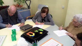 Uusaris i usuàries d'Aviparc centre de dia en els tallers d'estimulació cognitiva