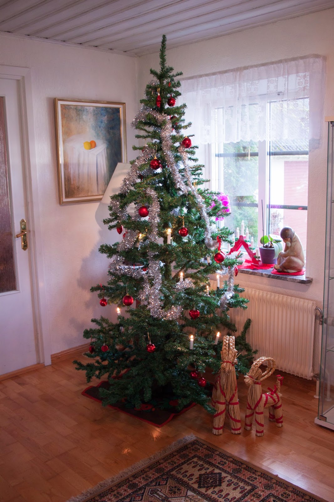 färdig pyntad julgran Fyra årstider : Julgranen på plats färdig pyntad julgran Fyra årstider : Julgranen på plats