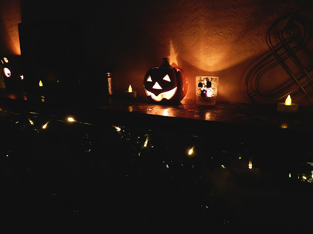 Halloween decorations on a mantelpiece 