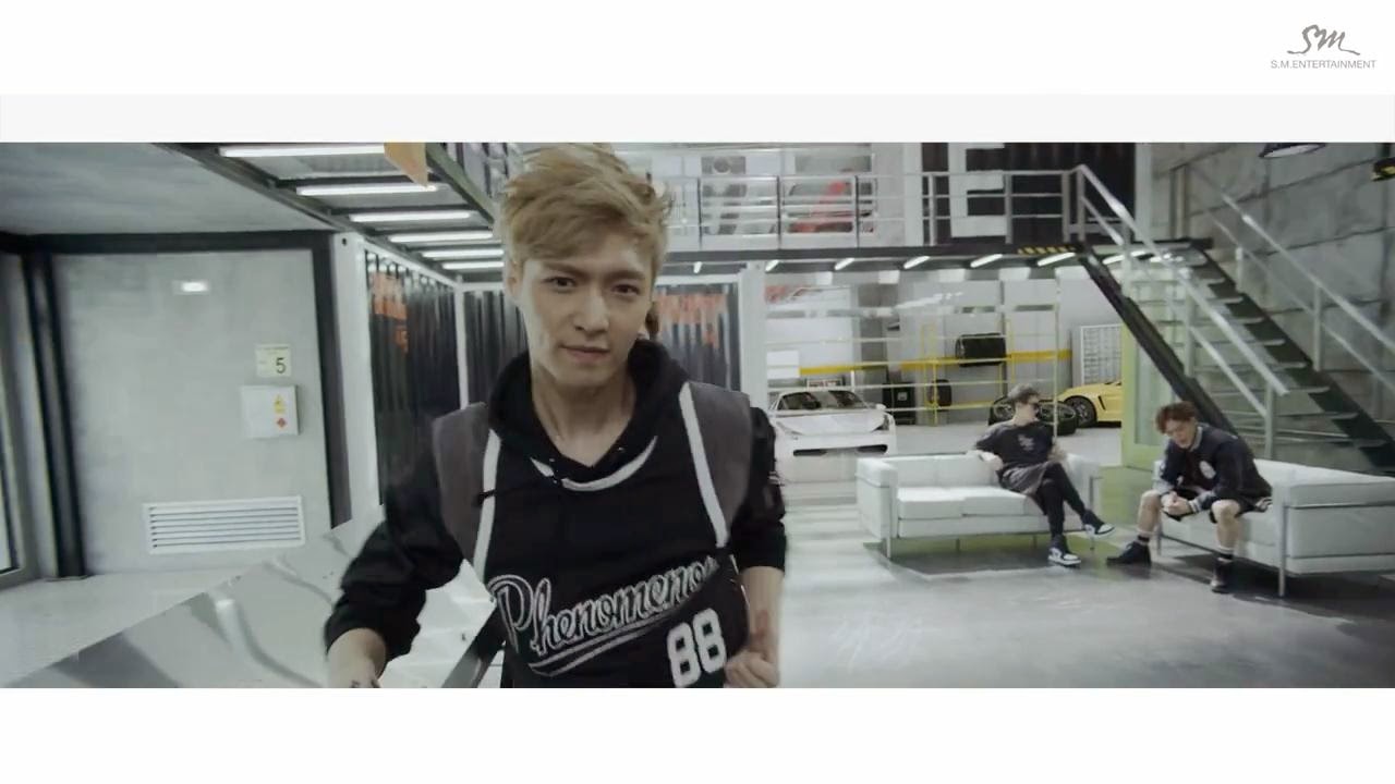 Exo call. Exo call me baby. call me baby мем.