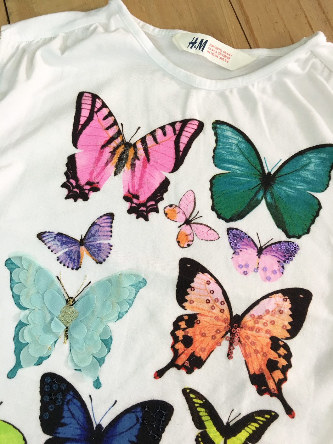 Áo thun bé gái, hiệu H&M, xuất xịn, made in cambodia, mẫu con bướm.