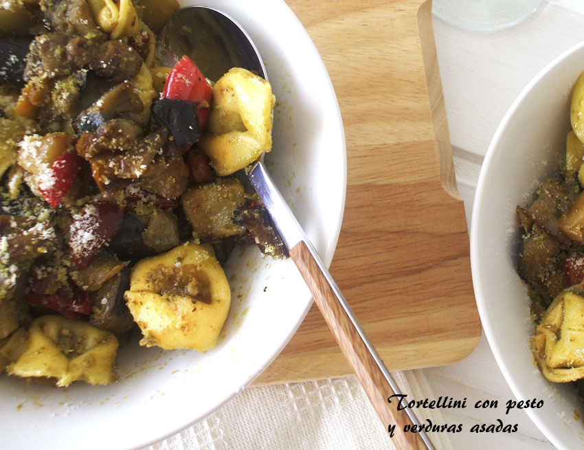 Tortellini con pesto y verduras asadas