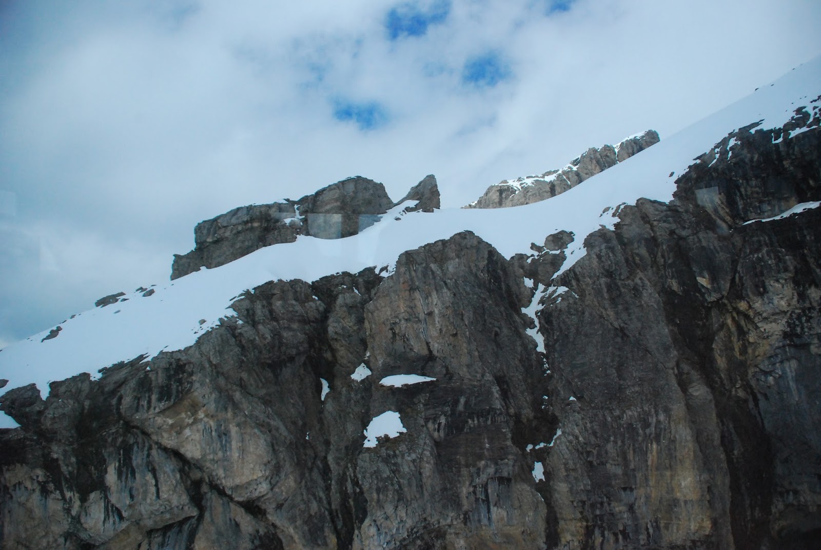 鐵力士山海拔3238米終年不融的冰川