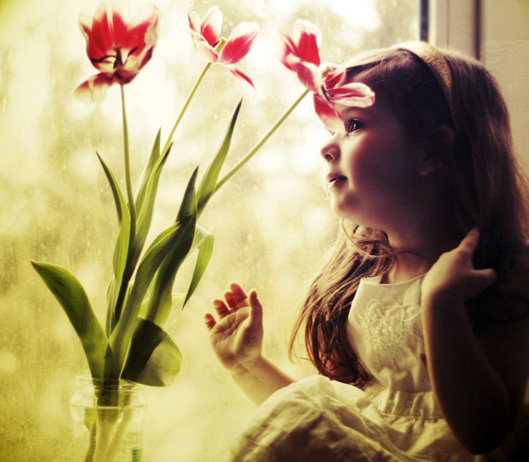 До самого полудня насмехались цветы над. Девушка с тюльпанами. Весенние авы. Тюльпан для детей.