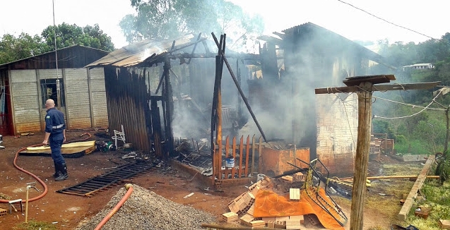 Manoel Ribas: Casa fica completamente destruída pelo fogo