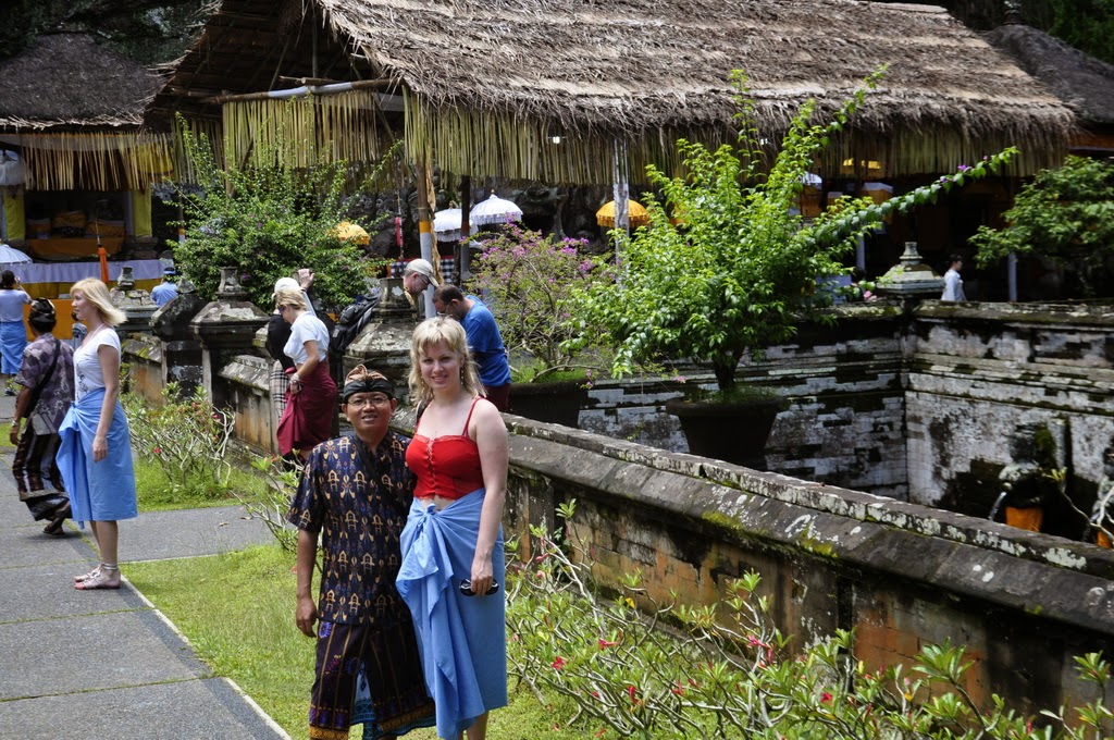 Новая асса или дачники на бали. Гид на Бали. Жители острова Бали. Жители острова Бали современные. Иммиграция Бали.