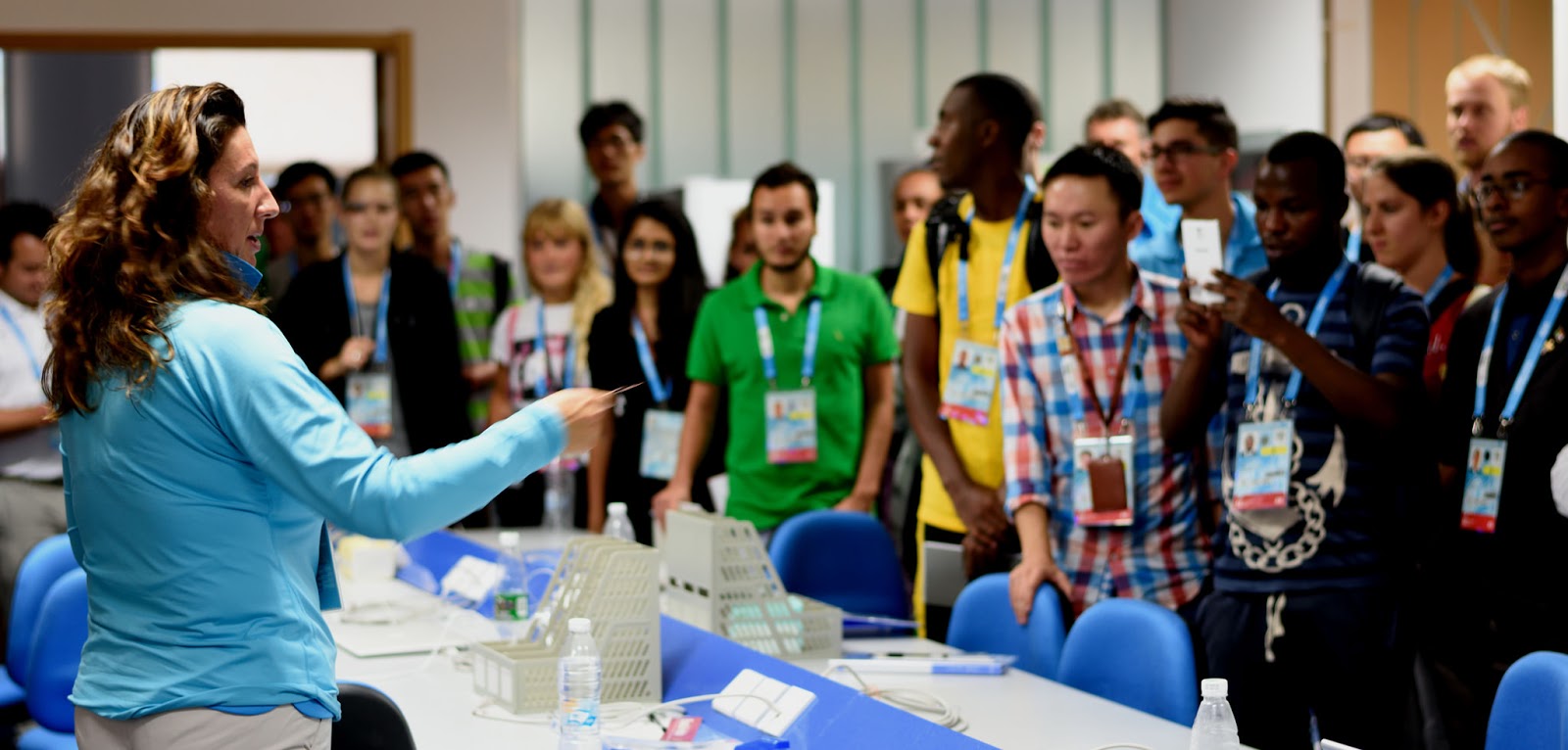 Lucia Montanarella guide IOC Young Reporters in the Press Room