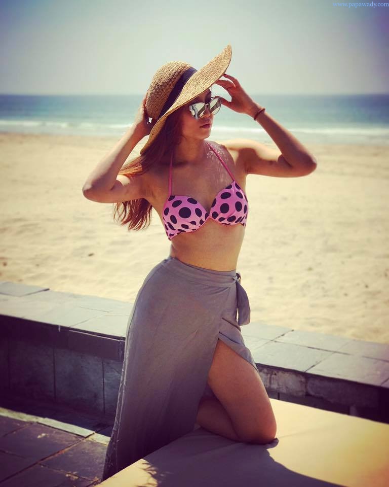 Khin Thazin Shows Off Her Beauty At The Ngwe Saung Beach In Style