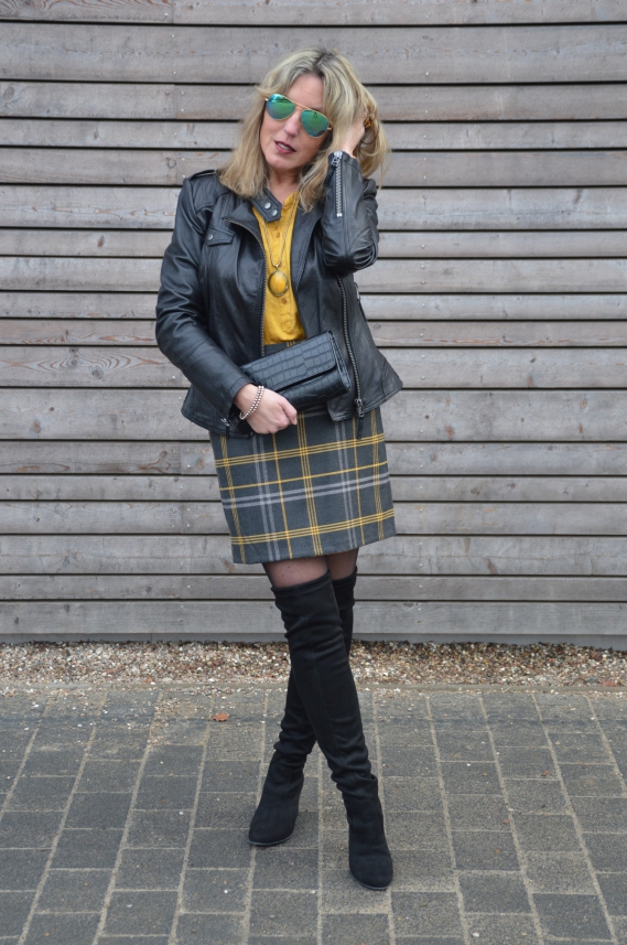 Ü40 Overnknees kombiniert Outfit