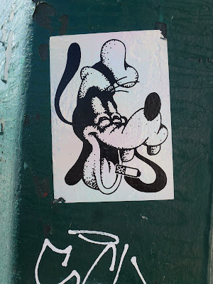 Walt Disney-Motiv - nix für Kinder - Sticker in Lissabon "Goofy hat gut Lachen..." 