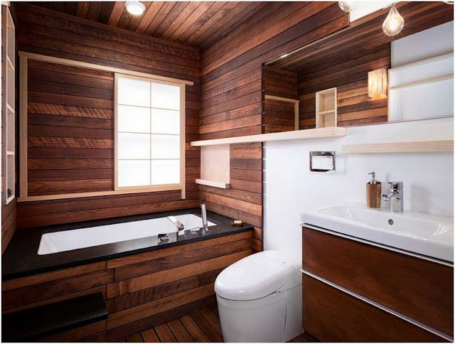Schön-japanische-badezimmer-Stil-Dunkle-Holzschränke-eine-unter-mässige-Wanne-eine-Wand-WC-Wände-dunkle-Hartholzfußböden-und-eine-integrierte-Spüle