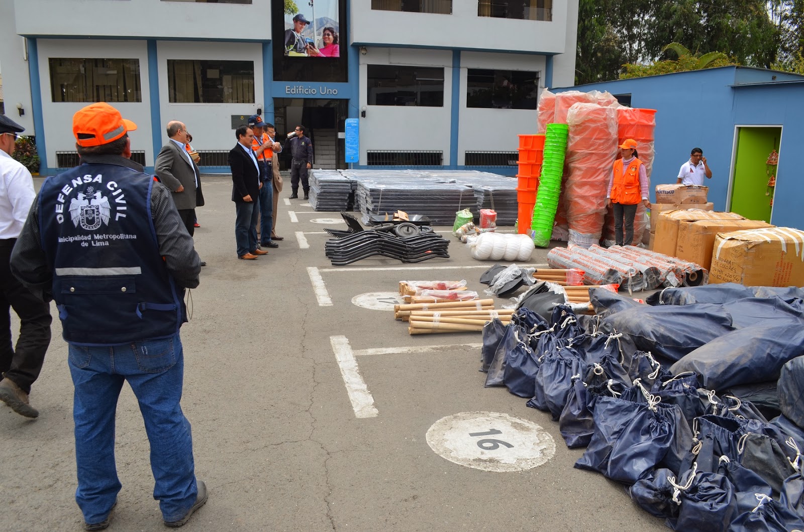 noticia local: Entregan implementos y mochilas a alcaldes distritales ...