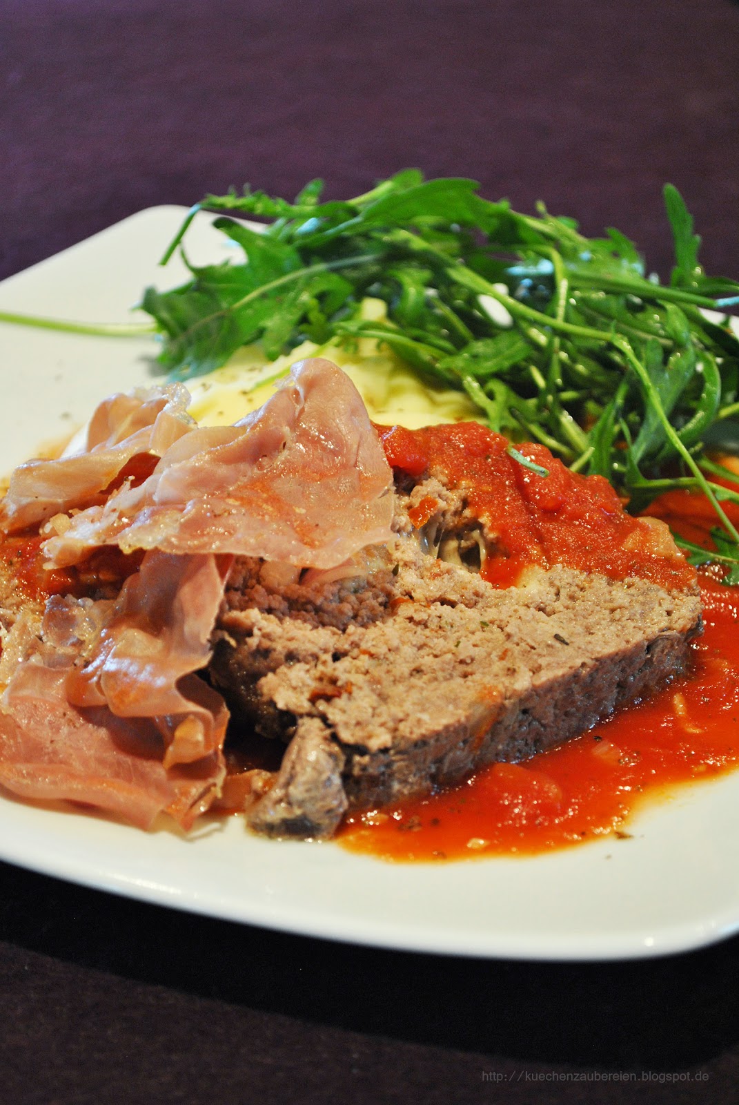 Italienischer Hackbraten mit Ziegenfrischkäse & getrockneten Tomaten ... Italienischer Hackbraten mit Ziegenfrischkäse & getrockneten Tomaten ...