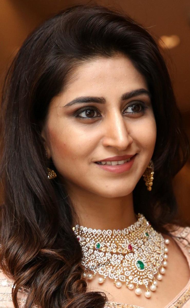 Indian TV goddess Varshini Sounderajan Jewelry Earrings Face Closeup ...