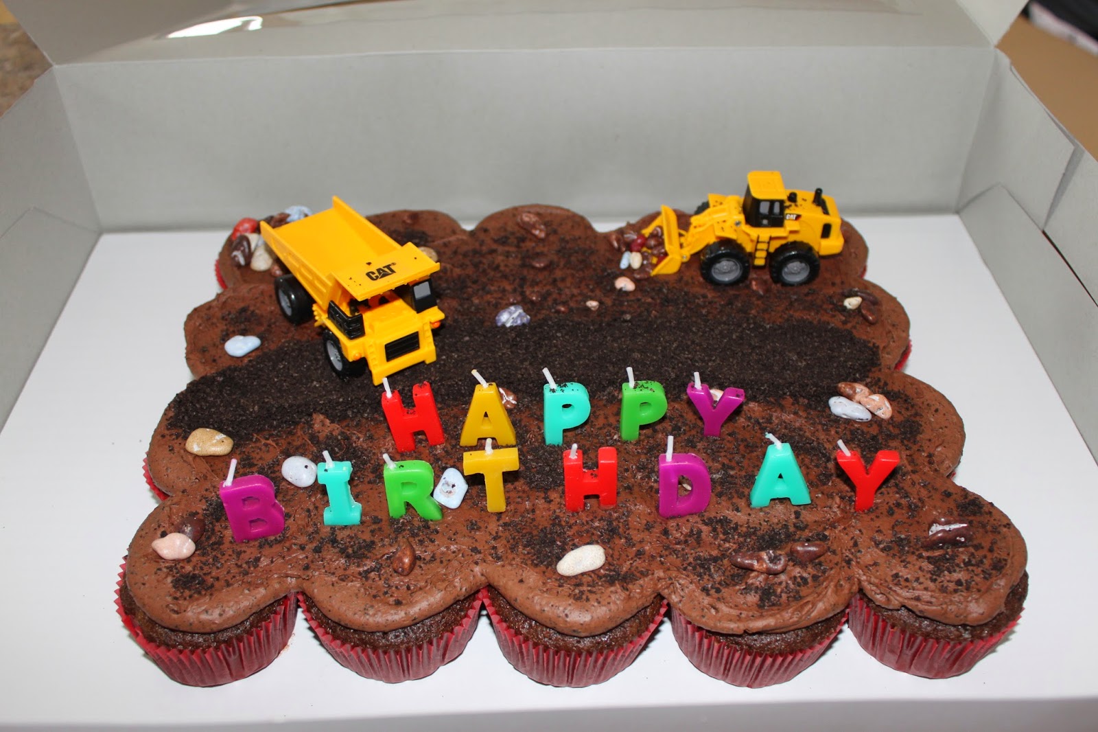 Rebecca's Amazing Creations: Construction Pull-Apart Cupcake Cake
