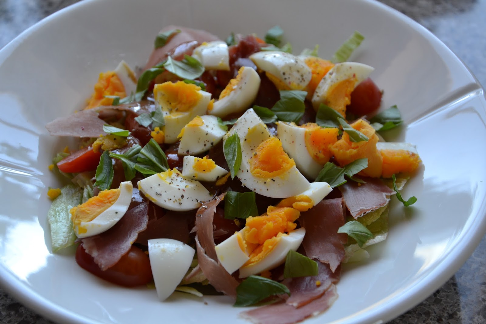 Salat med spekeskinke, egg og balsamico oljedressing