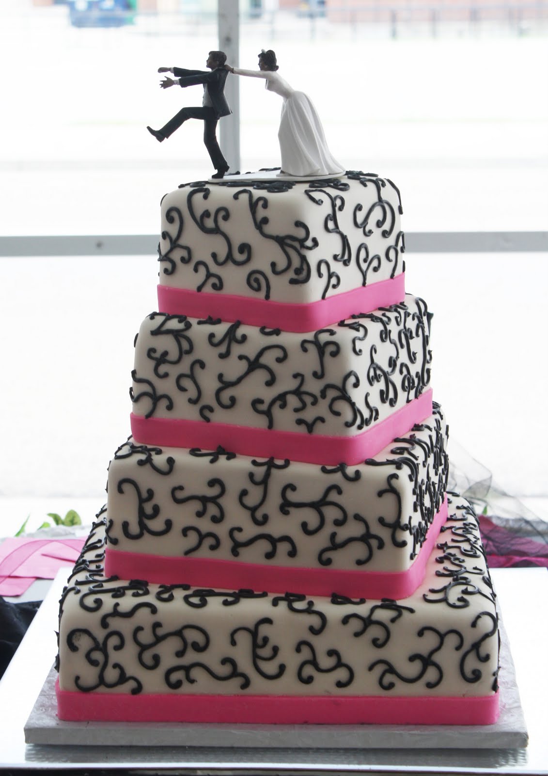 http://3.bp.blogspot.com/-KSBiCpRZr20/TiRoM_LvTpI/AAAAAAAAHpA/2Cb5ADLEVU8/s1600/4+Tiered+Wedding+Cake+Black+Scroll+Hot+Pink.jpg