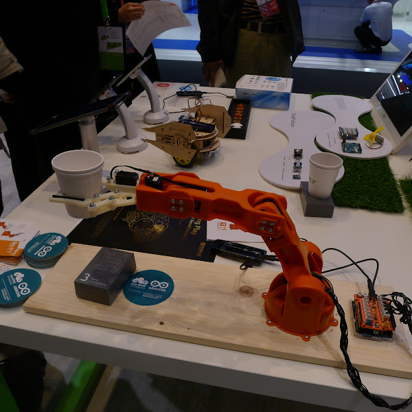 圖說：現場展示Arduino機器手臂braccio拿起杯子。