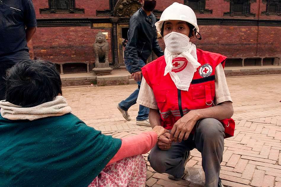 Cruz Roja Española con víctima de Nepal