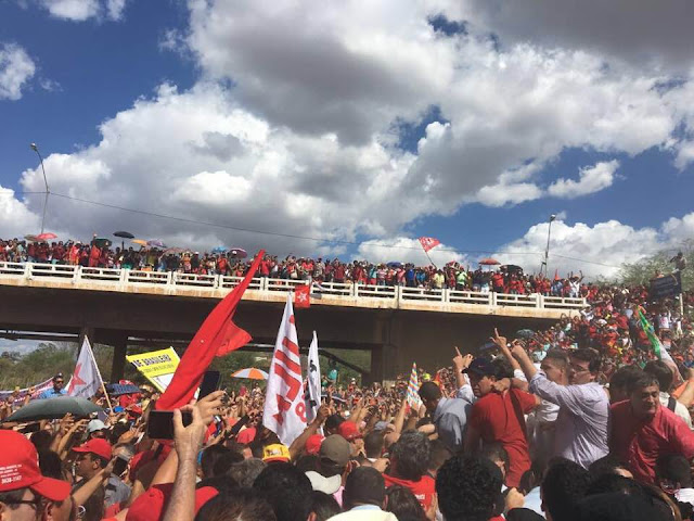 Milhares de agentes comunistas lotavam o caminho da comitiva comunolulista