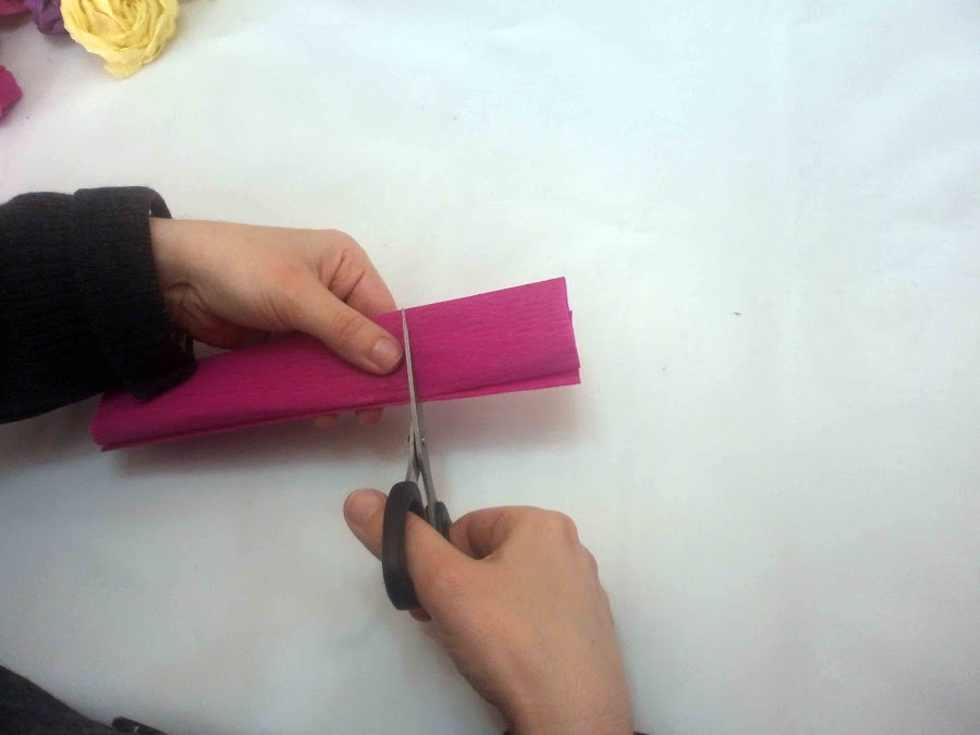 Cómo hacer rosas de papel crepé | Manualidades