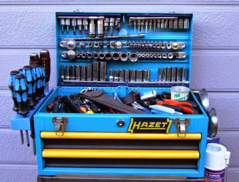 このコンパクトタイプのHAZETの工具箱の収納ポイントとしては工具箱の蓋 内側の有効活用です。 hazetハゼット工具箱のフタにポイントがあります。この蓋の部分に重量物であるソケットの駒の大半が収納されています。上下は原工具で販売していたSAMを使いセミディープからディープソケットを納め、中心部分にネプロスのソケットレールを改造しマグネットで取付けています。