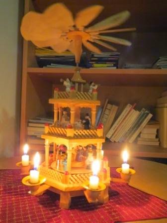 Weihnachtspyramide mit brennenden Kerzen, zweistöckig