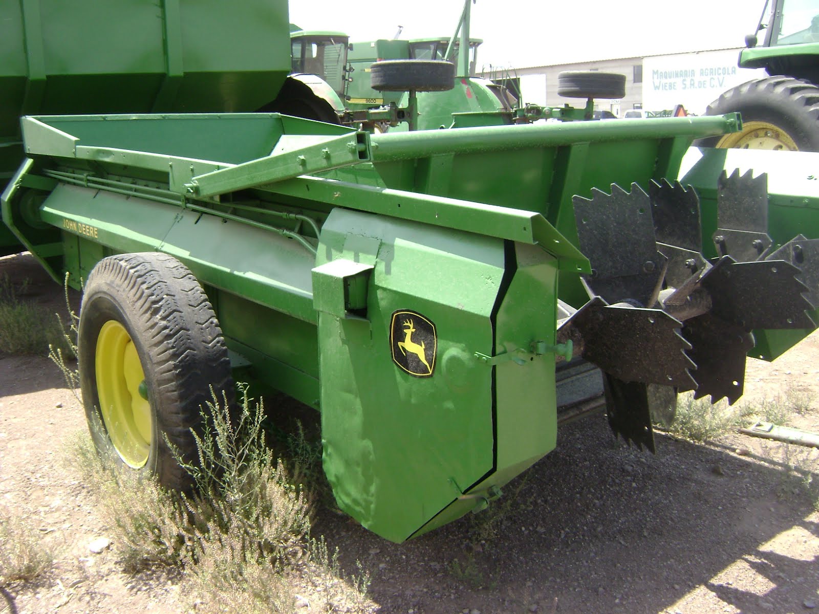 MAQUINARIA AGRICOLA INDUSTRIAL: Esparcidor de Estiércol JD Eje Sencillo