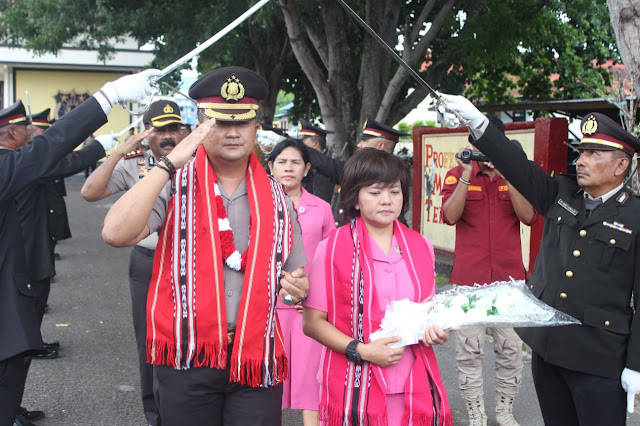 Andre Sukendar dan Adolof Bormasa Ikuti Tradisi Pedang Pora di Polres MTB Andre Sukendar dan Adolof Bormasa Ikuti Tradisi Pedang Pora di Polres MTB