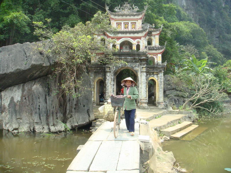 Tham quan chùa Bích Động, Ninh Bình