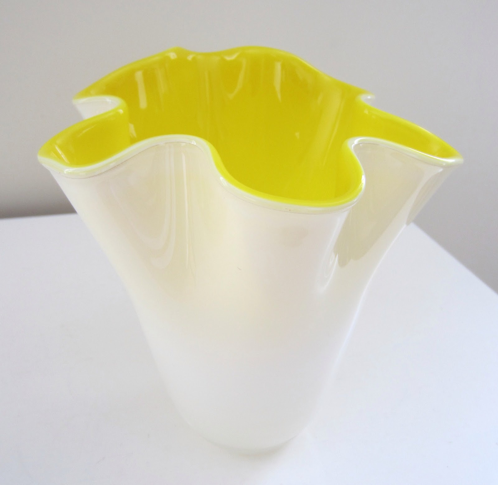 Vintage et Distinction Vase en verre dentelé jaune et blanc