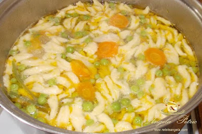 Preparare supa de mazare cu galuste-etapa 10