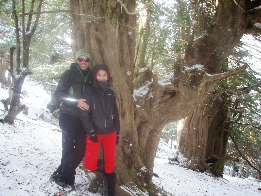 Inma-y-Lipe-junto-a-un-tejo-milenario-en-Palencia