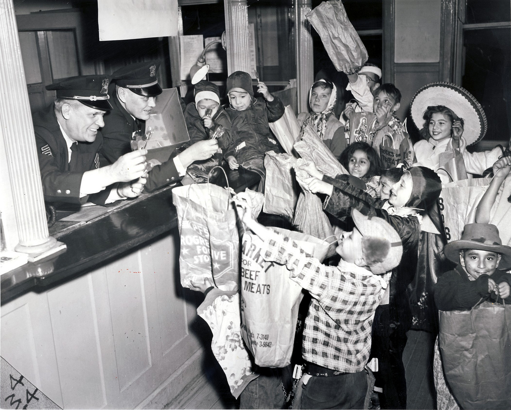 20 Fascinating Vintage Photographs of Children Celebrate Halloween in