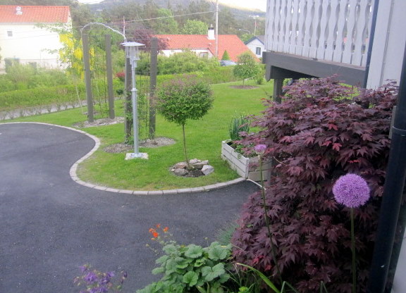 Ved inngang mot hagen på framsiden