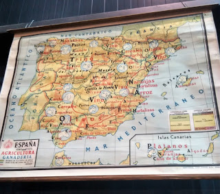 Antiguo mapa escolar en el desembalaje de Asturias