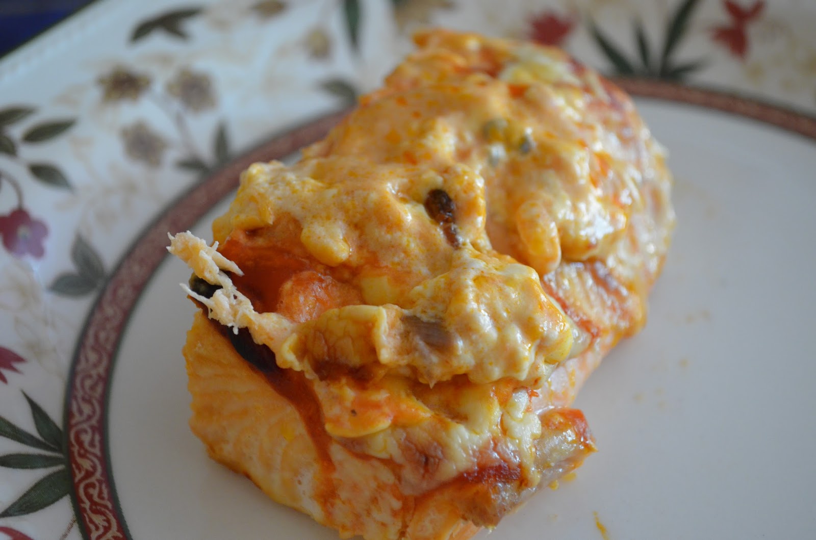 Salmón al horno con salsa de nata y tomate