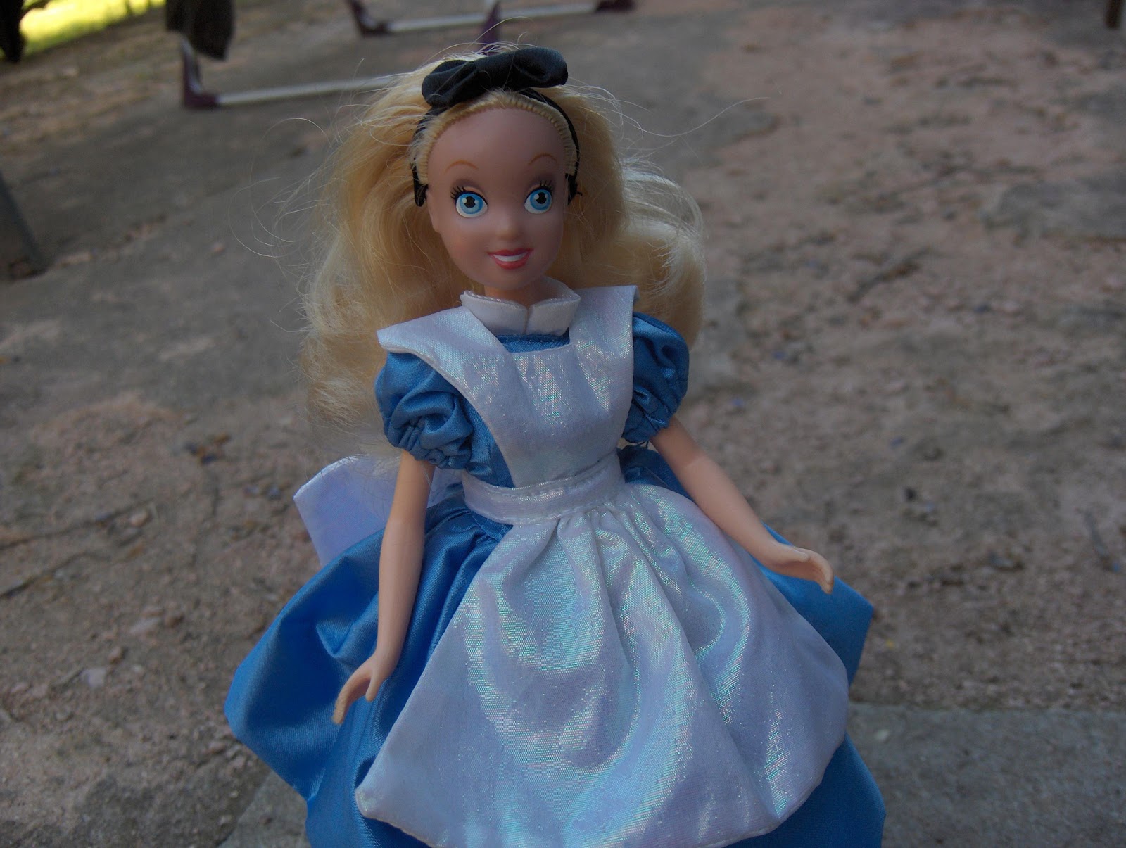 Le monde des poupées Disney Poupée Alice au pays des merveilles