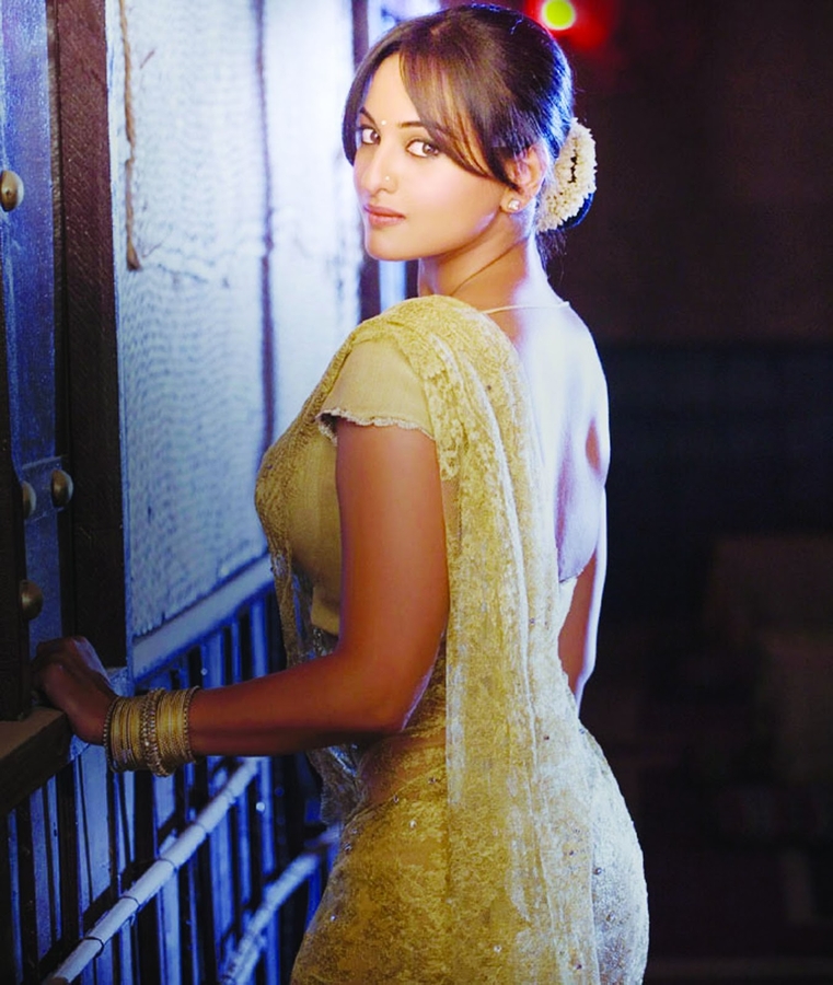 1440x900-sonakshi-sinha-cute-and-hot-in-