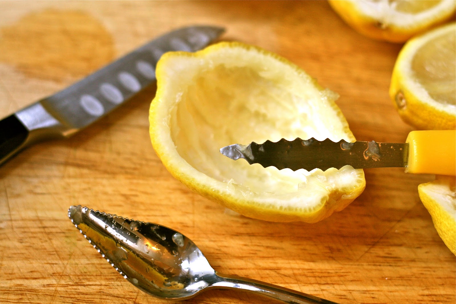 Кожура овощей. Срезать кожицу с овощей. Нож для срезания кожуры апельсина. Лимон со срезанной шкуркой. Кожура лимона польза