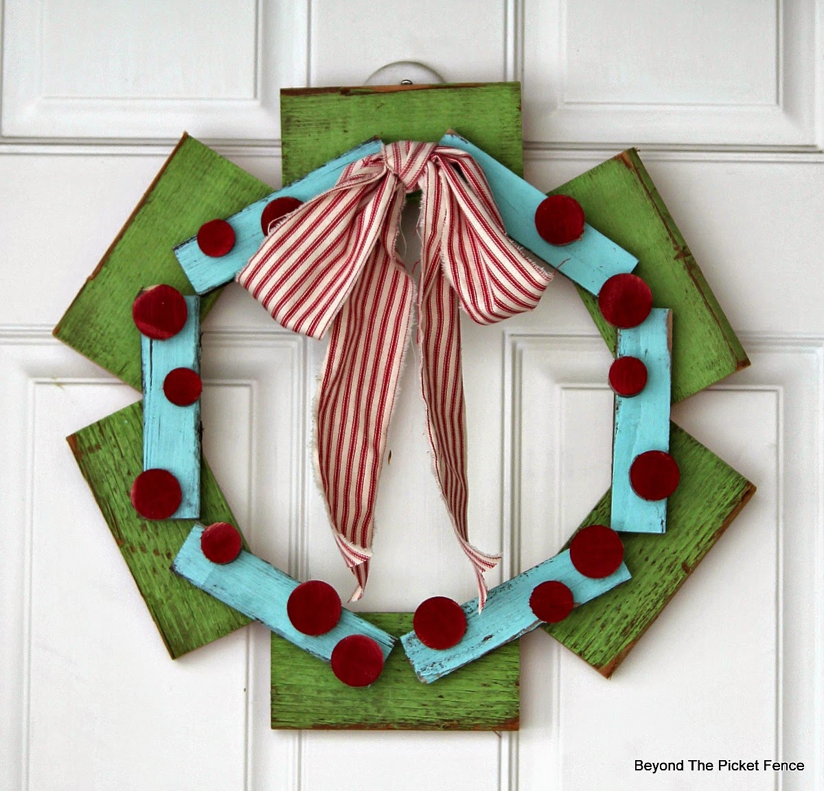 12 days of Christmas Scrap Wood Wreath http://bec4-beyondthepicketfence.blogspot.com/2014/11/12-days-of-christmas-day-3-scrap-wood_10.html