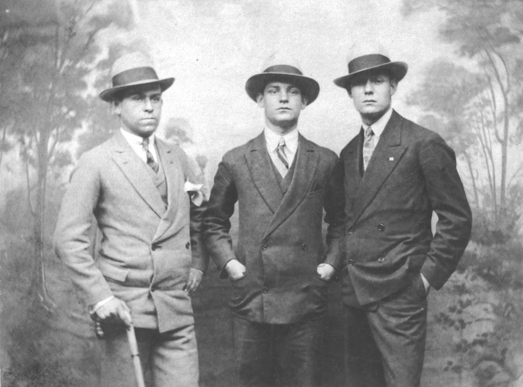 Мужчины 30 х. Мода 1930е мафия. Мода 30-х годов мужчины Америка. 30-Е годы 20 века мода мужчины. Мужская мода 1930.