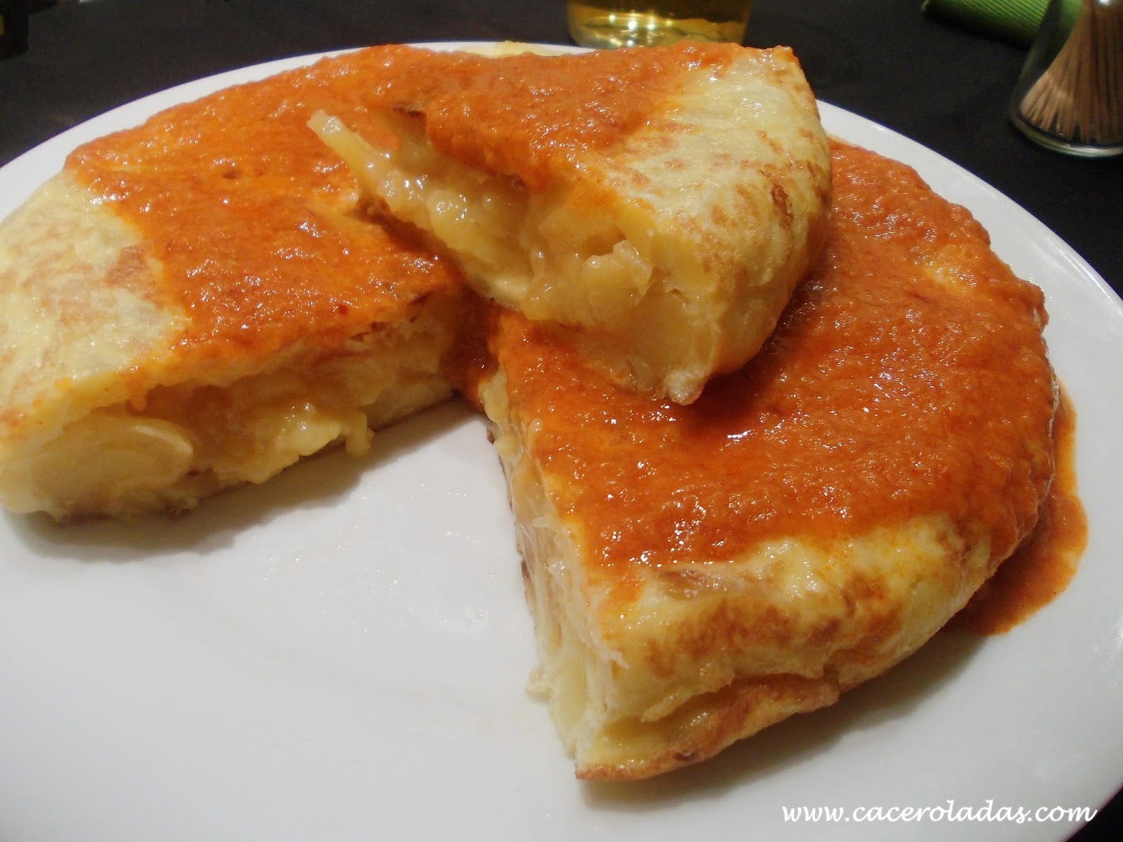 Tortilla de patatas con salsa brava casera Caceroladas