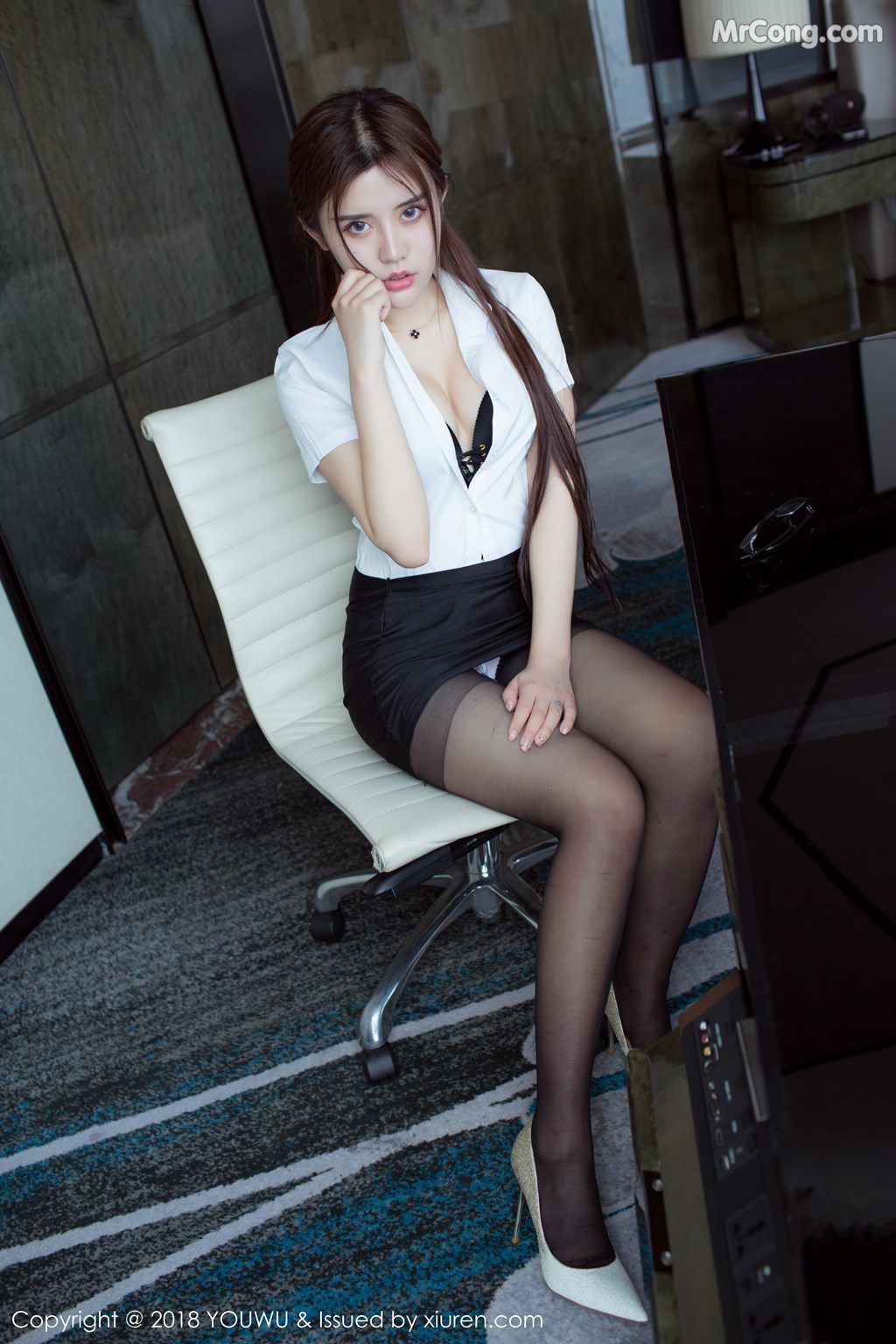 YouWu Vol.081: Model 兔子 Nina (43 photos)