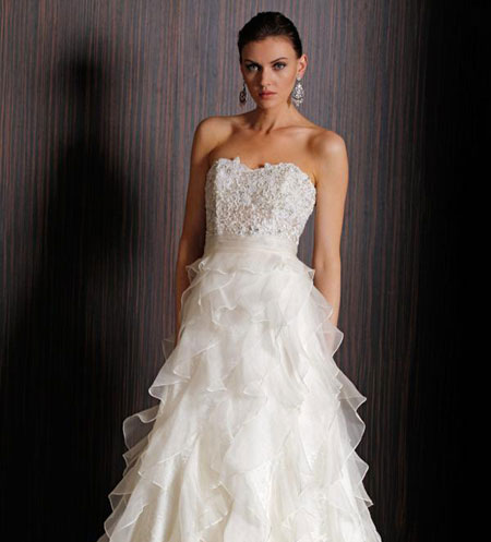 Pay attention to the bride wear the dress to walk | Top Wedding Dress Styles Blog, Hottest